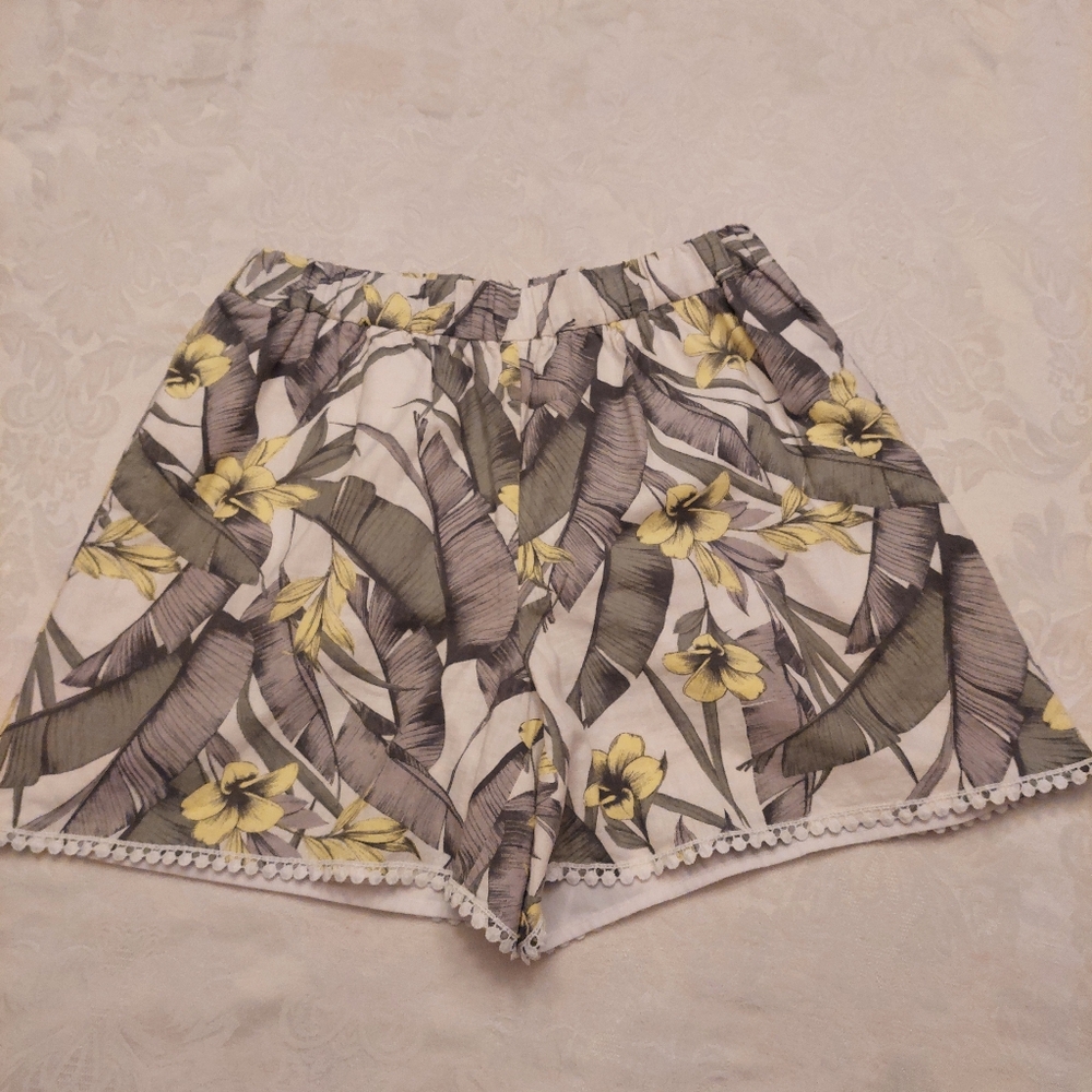 Banana Republic linen blend gray and yellow Hawaiian print pull on shorts. Small